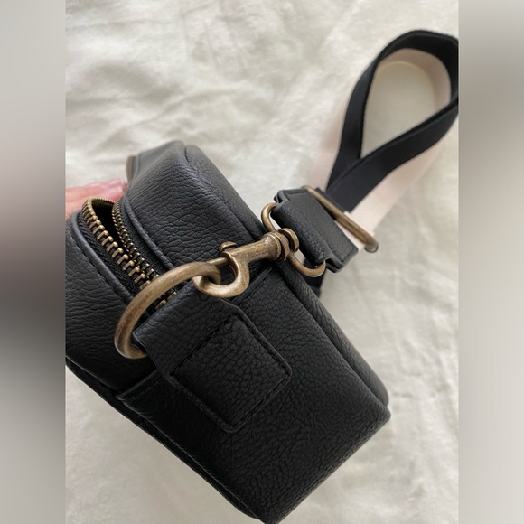 Target- Universal Thread brand black/cream crossbody bag. New condition! - Picture 3 of 5